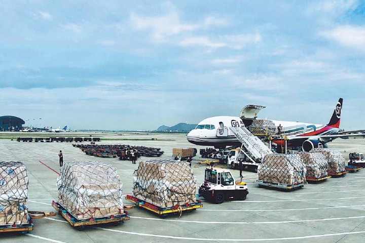 Gửi Quần Áo Và Đặc Sản Khô Sang Pháp